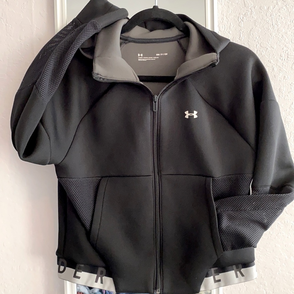 Black Under Armour hoodie. Excellent condition. Size small.